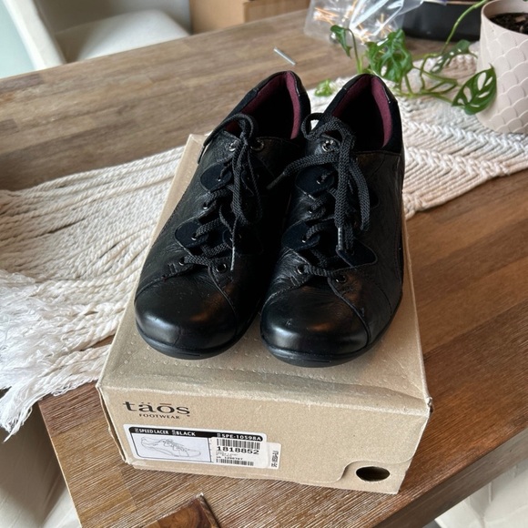 TAOS SPEED LACER WOMENS SHOES 9 black leather suede NICE! - Picture 3 of 8